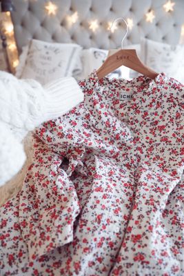 Blommig skjorta i bäckebölja