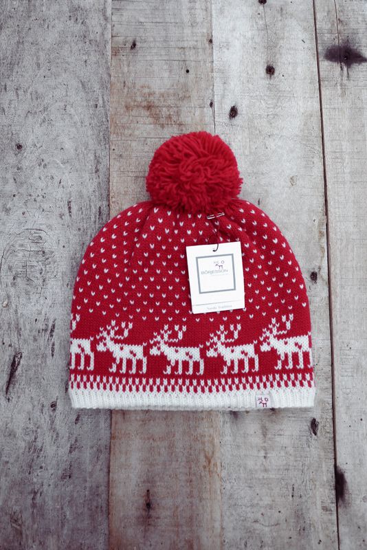 Varm ullmössa med skandinaviskt mönster med renar