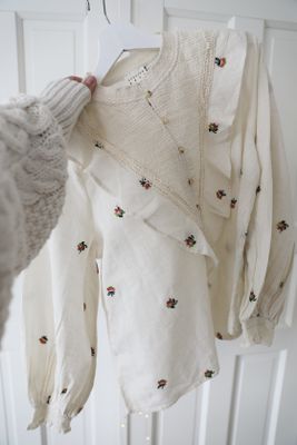 Romantisk blus med broderade rosor