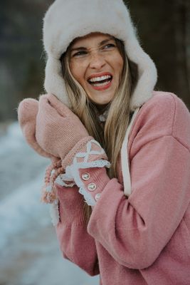 Gullig beige öronlappsmössa