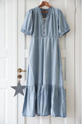 Ljusblå jeansklänning i mjuk denim