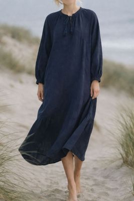 Mörkblå lång linneklänning vid havet