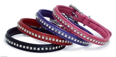 Mjukt läderhalsband m. vita kristaller