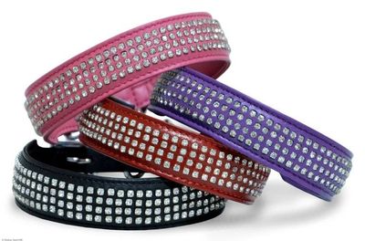 Mjukt läderhalsband m. 4 rader vita kristaller, Lila