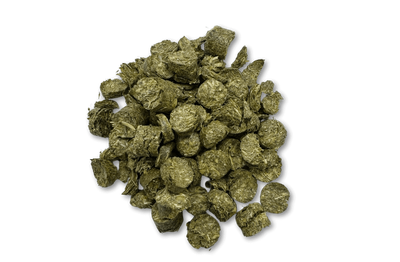 Hackade höpellets i hög
