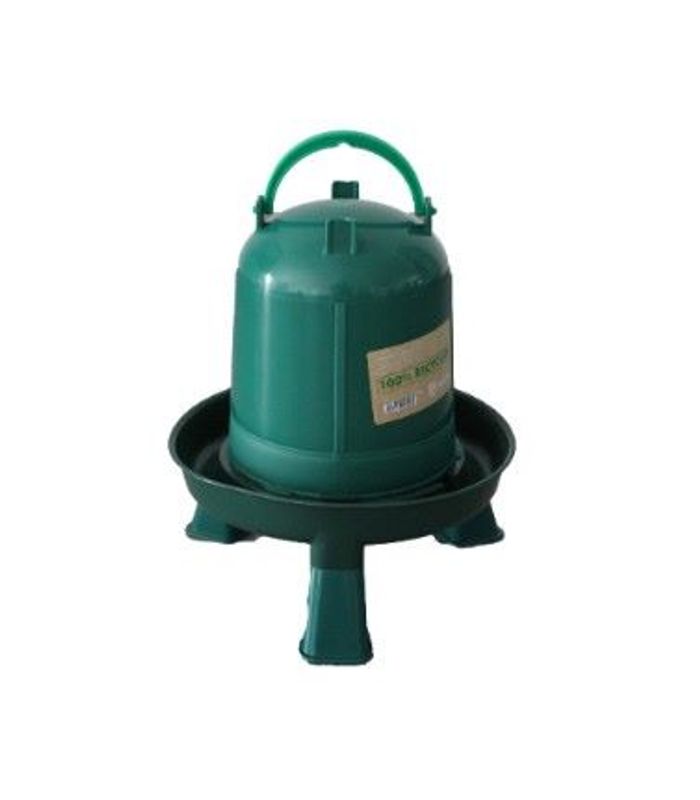 Vattenautomat i återvunnen plast med ben