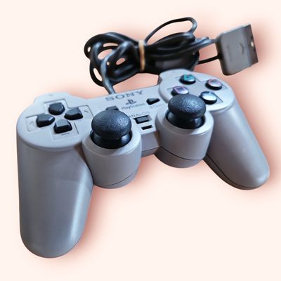 SONY PLAYSTATION 1 BASENHET CHIPPAD MED DUAL SHOCK KONTROLL BRA SKICK
