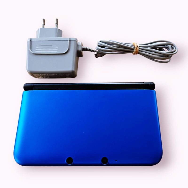 NINTENDO 3DS XL METALLIC BLUE MED LADDARE FINT SKICK