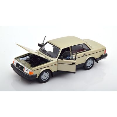 Volvo 240 GL guld - Modellbil från Welly 1:24