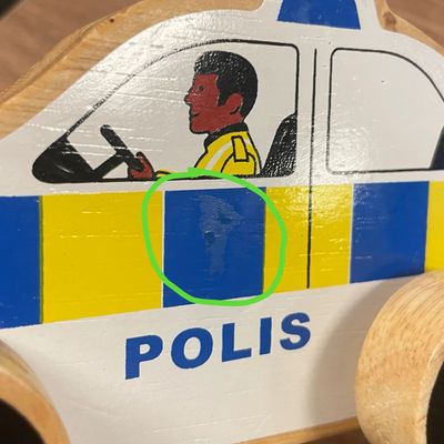 Fynd - Polisbil i trä från Lanka Kade