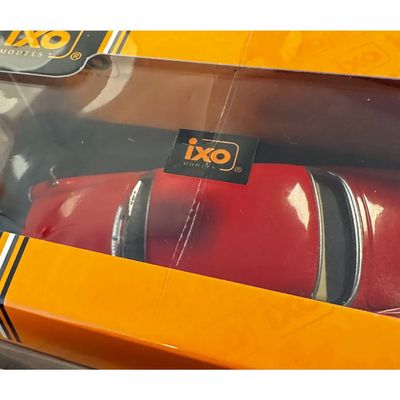 SKADAD AKRYLBOX - Volvo 123 GT 1968 - Röd - Ixo Models - 1:43