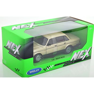 Volvo 240 GL guld - Modellbil från Welly 1:24