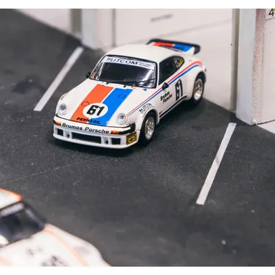 Porsche 934 - #61 - Tarmac Works x Minichamps - 1:64