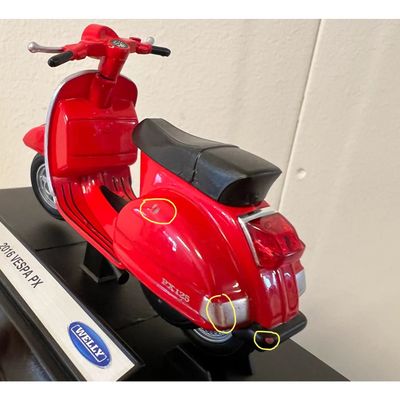 FÄRGSKADA - 2016 Vespa PX - Röd - Welly - 1:18