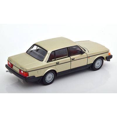 Volvo 240 GL guld - Modellbil från Welly 1:24