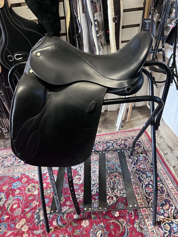 Korskrogen dressyrsadel 16,5" mediumvid