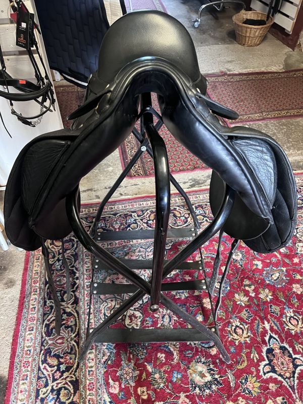 Korskrogen dressyrsadel 16,5" mediumvid