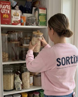 Oorganiserat skafferi före organisering