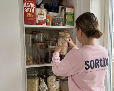 Organiserat skafferi före organisering