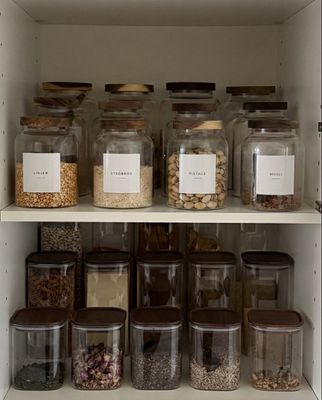 Organisering av skafferi med glasburkar