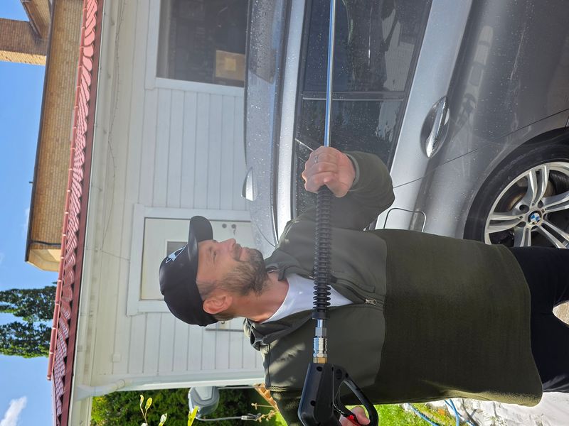 Josef med högtryckslansen vid sin BMW
