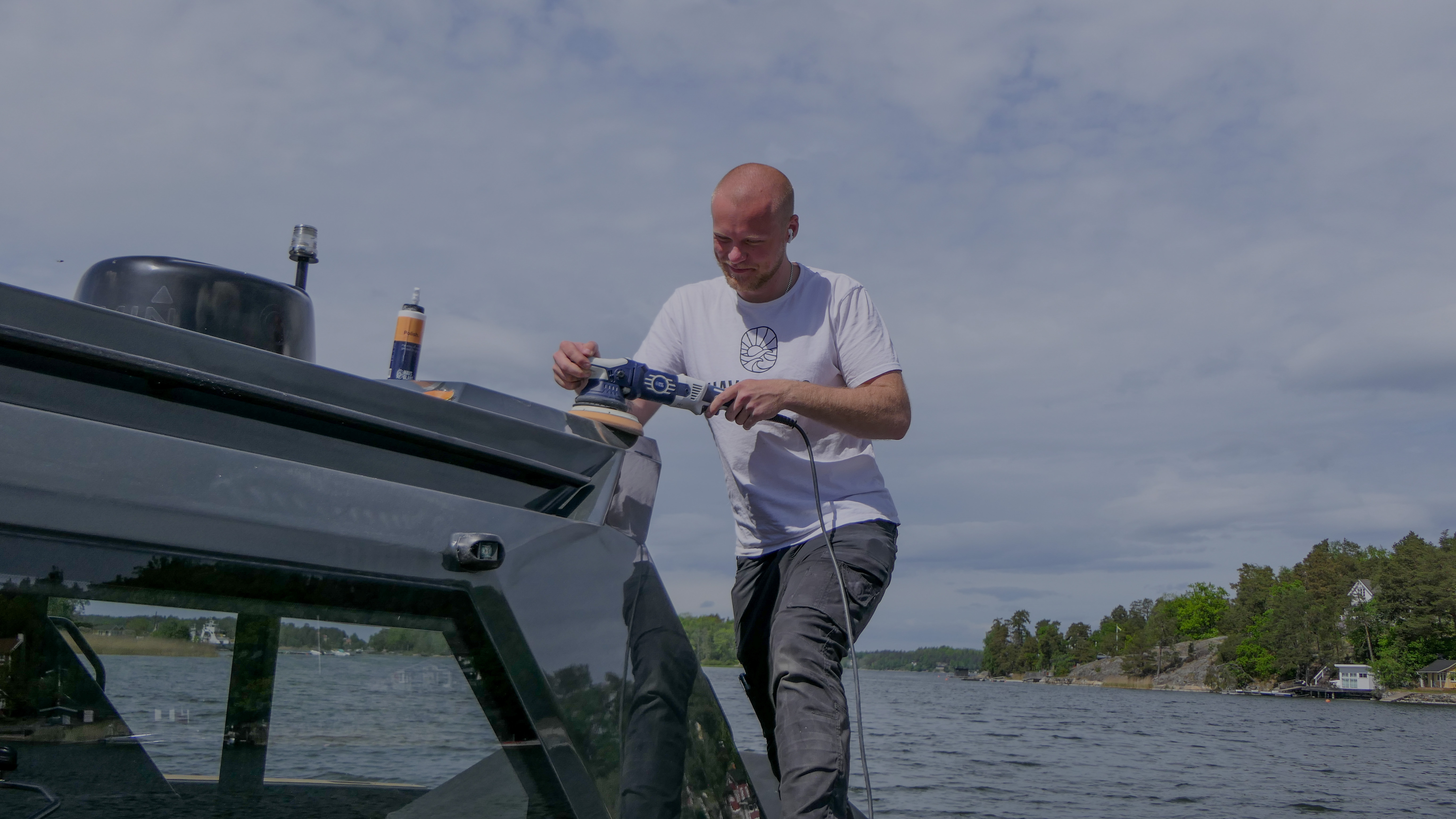 Ludvig på Havsglans polerar båt med Havsglans Polish