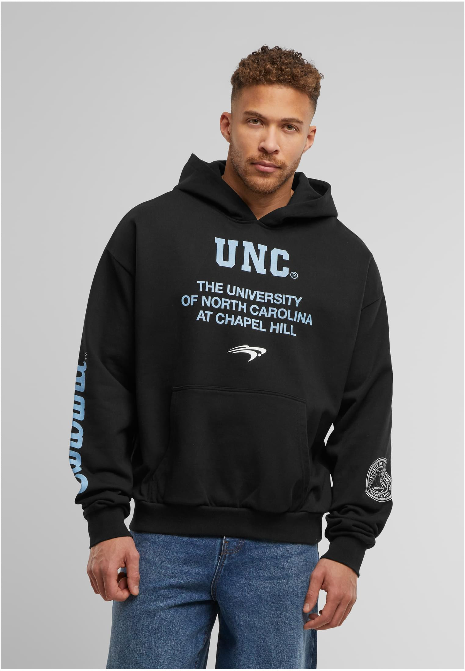 Huvtröja UNC logotyp, universitet, placerat– svart (L svart)