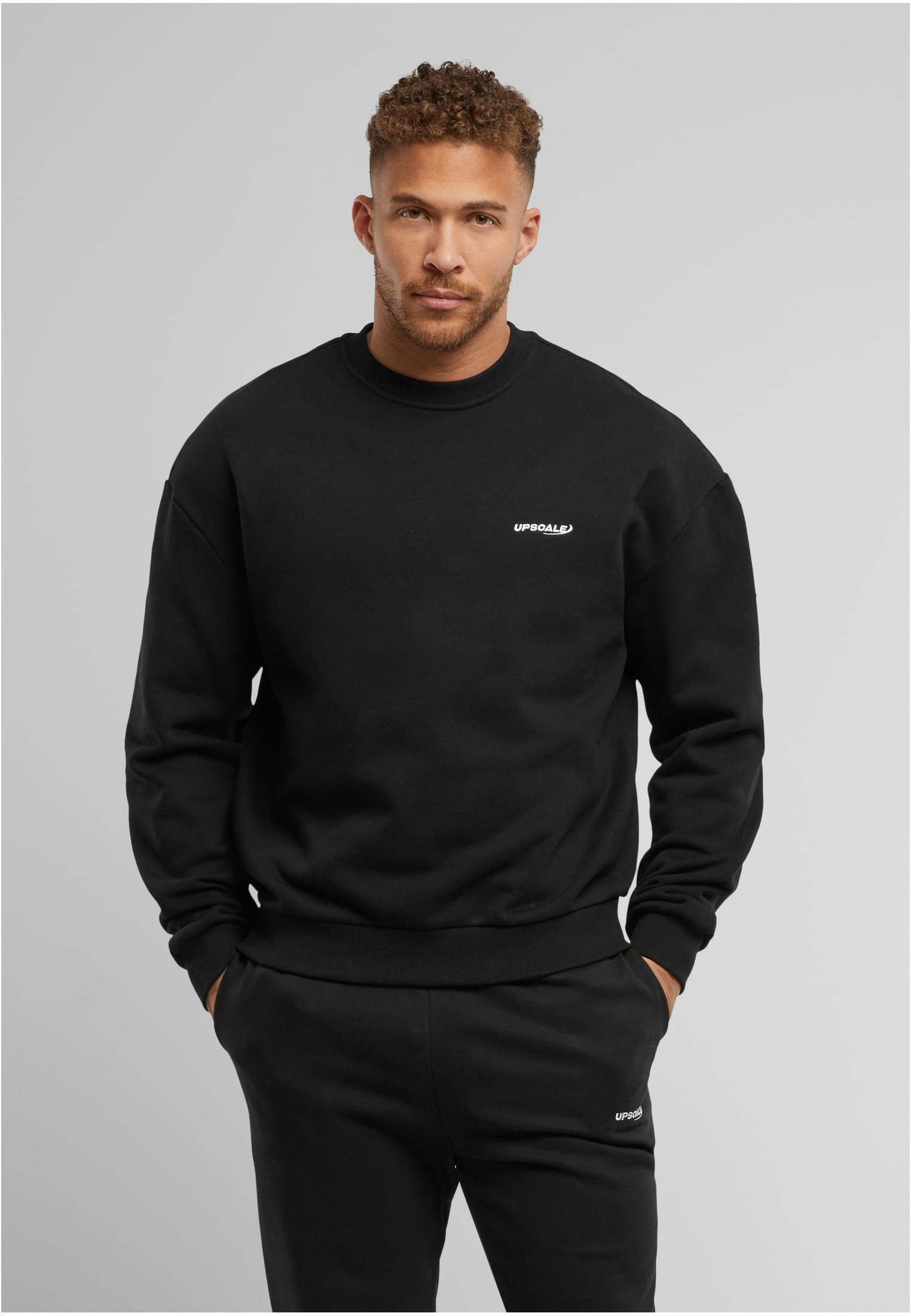 Logotyp bröst Upscale Core EMB Oversize Crewneck Sweatshirt – svart (3XL svart)