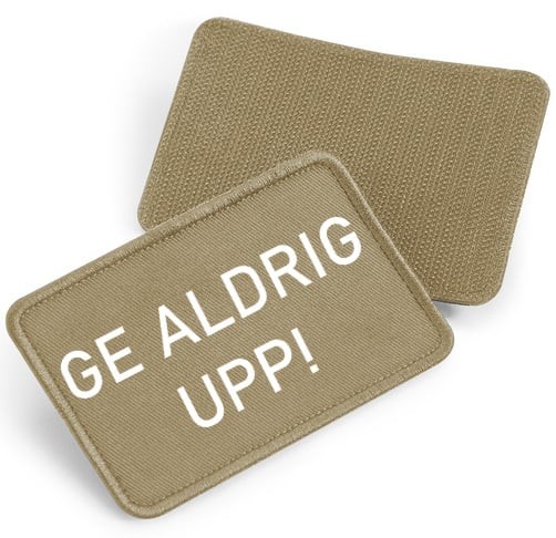 Ge Aldrig Upp - tygpatch med kardborre (Desert sand Onesize)