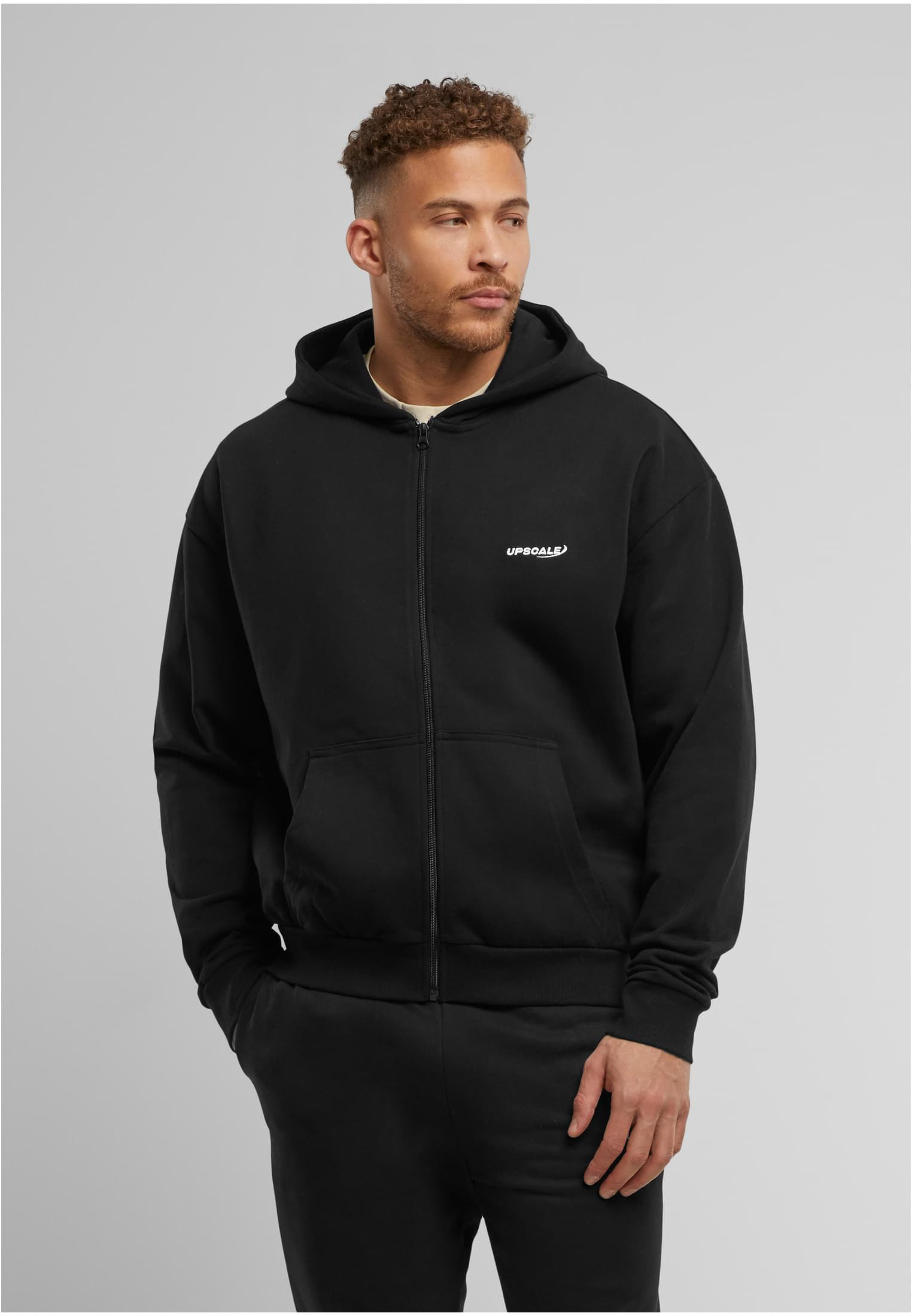 Logotyp bröst Upscale Core Logotyp Huvtröja – svart (4XL svart)