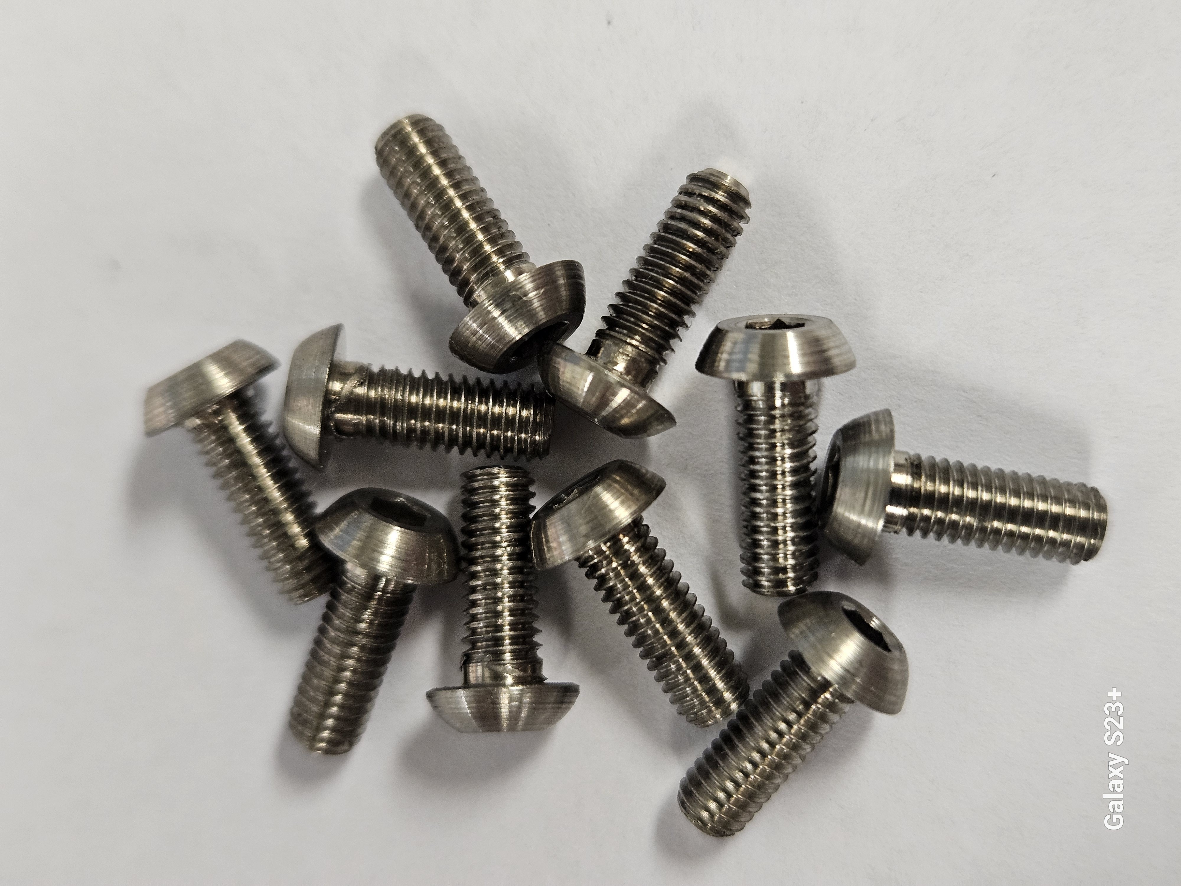 Titanskruvar – M3x8 Titan skruv kullrig skalle 10st