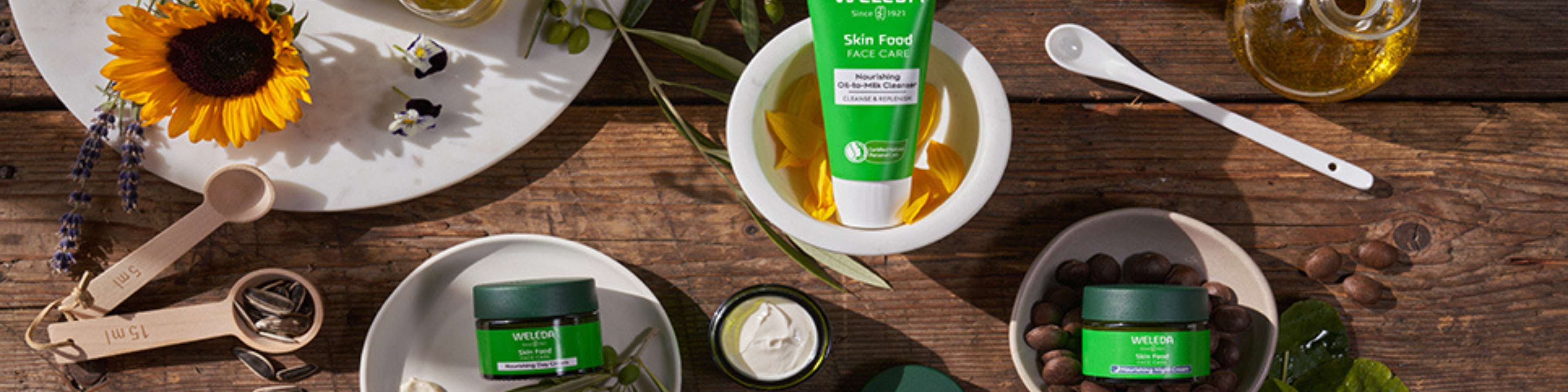 Weledas lavendel tvål bar på ett tvålfat brevid ett knippe torkad lavendel och en naturfärgad duk