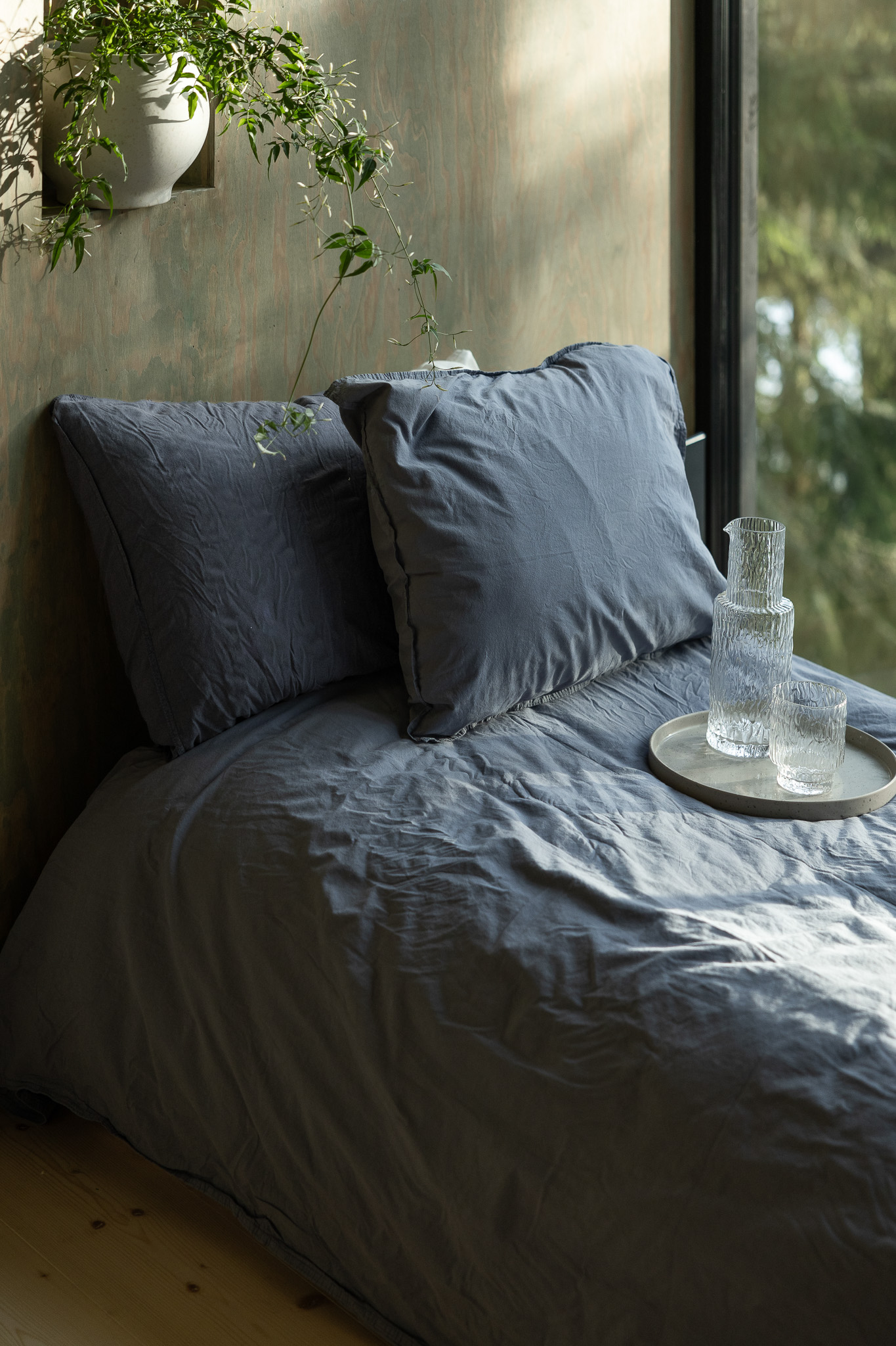 Bäddning med ekologiskt sänglinne i färgen esspresso, terracotta & nude pink. Lakan, örngott, och påslakan.