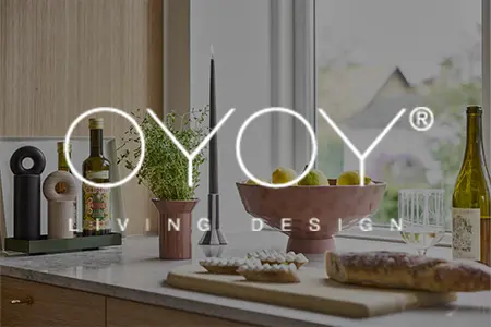 Kök med träskiva stylad med bröd, frukt, vin och köksaccessoarer från OYOY Living Design i skandinavisk miljö med fönsterutsikt.