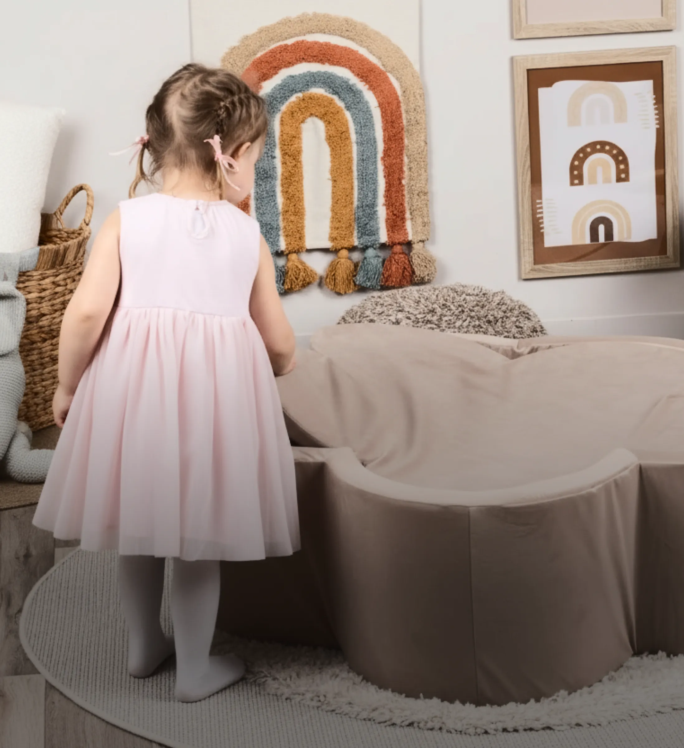 Bollhav i nya färger för lek och fantasi för barn