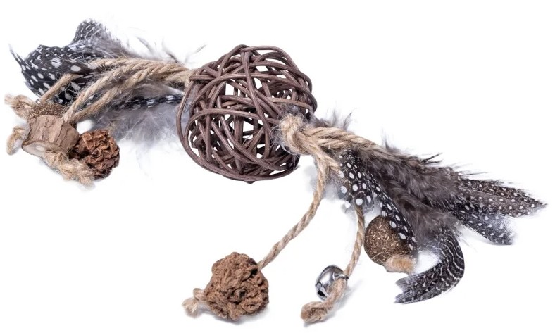 Rottingboll med fjädrar och pinglor