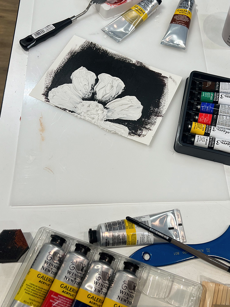 Blomma gjord av modelleringspasta på svart bakgrund