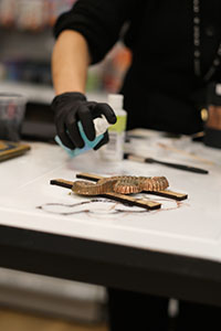 Blågrön patina sprayas på sjöhäst