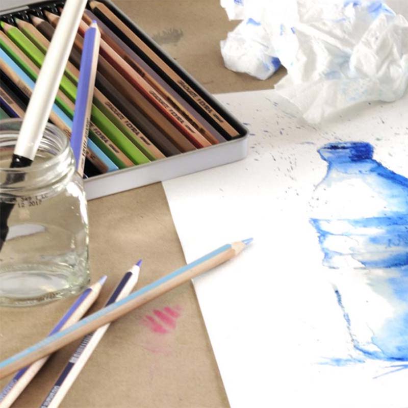 Canson XL Mixed Media Textured-papper tillsammans med pennor och andra skisstillbehör