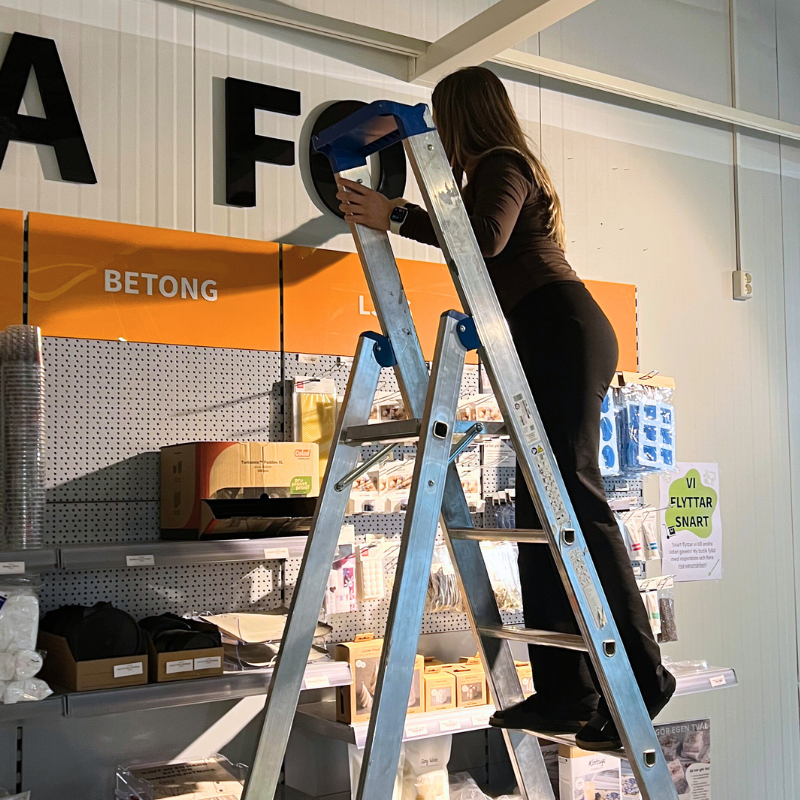 Skyltar i butik som ska upp i nya butiken