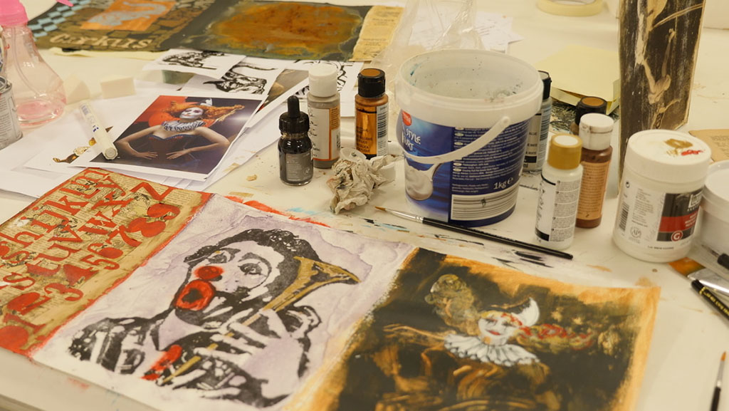 Bord med många olika teckningar och målningar, Mixed Media Event hos Cria för företag