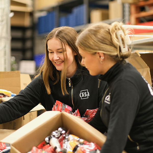 Emelie och Josefine packar upp Amsterdam Expert på lagret hos Cria