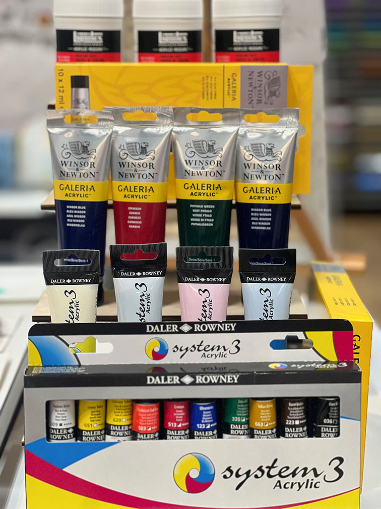 Galeria och system 3 akrylfärg i butik vid eventbordet