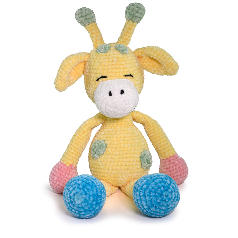 En gul, blå, rosa och grön amigurumi-giraff. Ett mönster från Circulo.