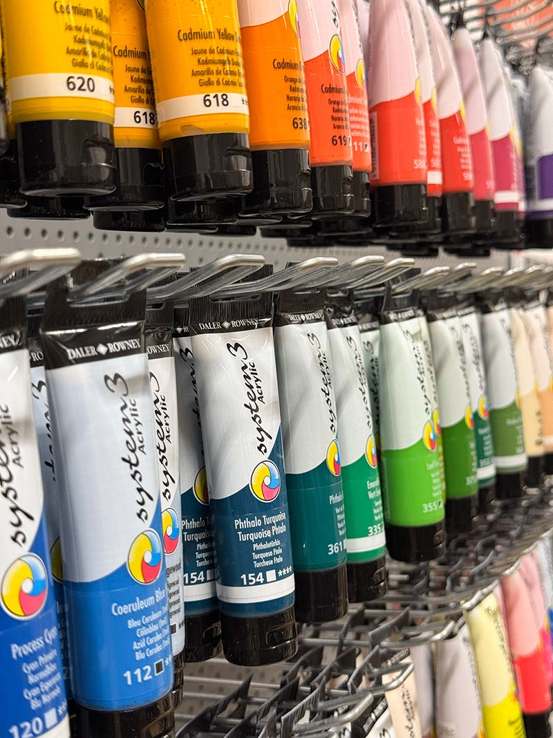 Akrylfärgen System3 som hänger i Crias butik i Linköping