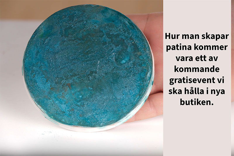 Skapa patina med oss, ett kommande event i nya butiken i Linköping. Här håller Emelie en cirkel av formgips behandlad med bronspulver och blågrön patina.
