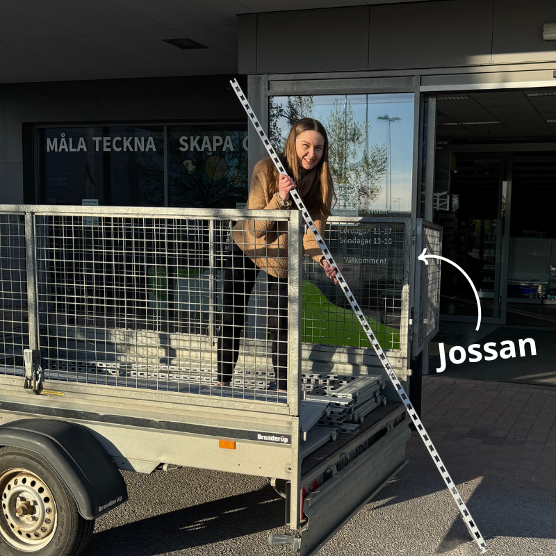 Josefine fyller upp ett släp på en bil med ställ