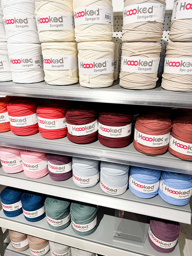 Hooked Zpagetti T-shirtgarn T-shirtgarn, Hooked Zpagetti, ett av flera garn vi använder i vår virkkurs och som finns att köpa i Linköping