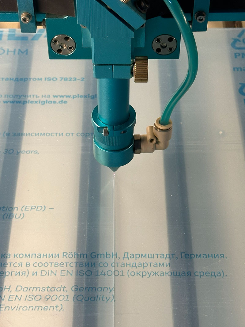 Plexiglas XT under tillskärning med lasermaskin
