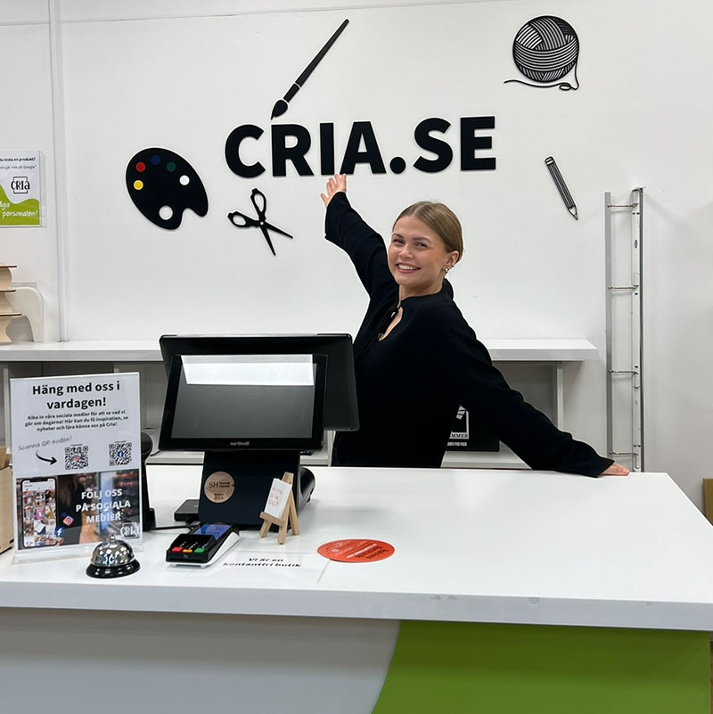 Emelie Cria Kvinna bakom kassadisk hos Cria i Linköping